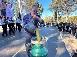 Uno de los agricultores durante la extracción del aceite.