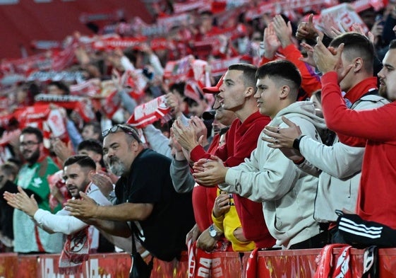 Los aficionados del Granada aplauden a su equipo en Los Cármenes.