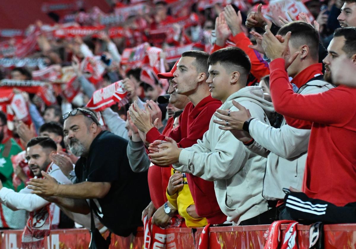 Los aficionados del Granada aplauden a su equipo en Los Cármenes.