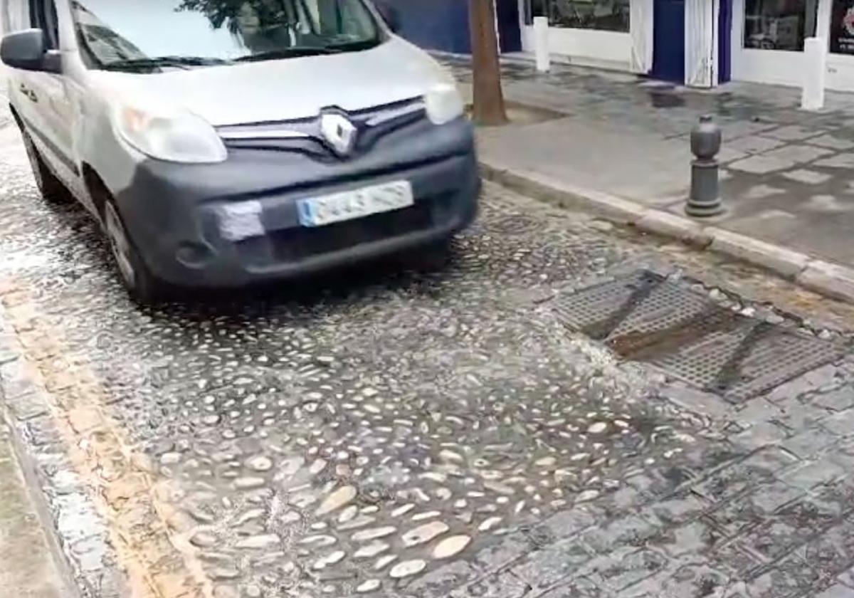 Un vehículo al paso de las arquetas de la calle Santiago.