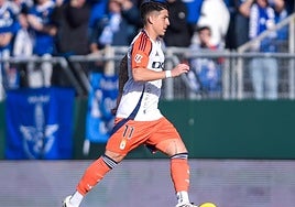 Colombatto, uno de los apercibidos que se libró de la amonestación, conduce un balón en Ferrol.