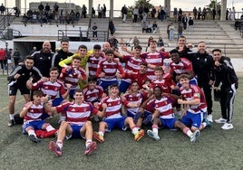 Los futbolistas del Juvenil A celebran la victoria en San Fernando que les acercaba a la Copa del Rey.