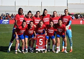 Ánimos de las futbolistas del Granada para Naroa por su lesión.