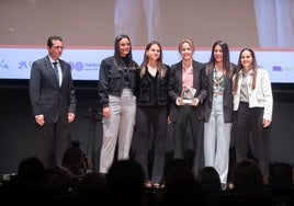 Ramón L. Pérez junto a Marta Carrasco, Laura Pérez, Lauri Requena, Cristina Postigo y Andrea Romero.