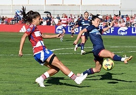 Laura centra en el área rival.