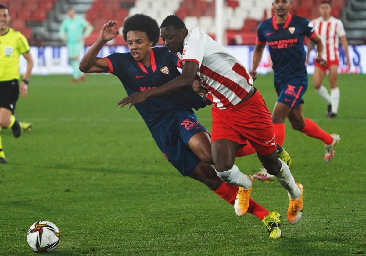 Sadiq zafandose de Koundé en un partido de la Copa del Rey