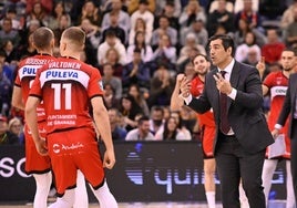 Pablo Pin (d) charla con Elias Valtonen durante el duelo ante el Joventut.