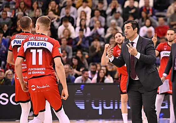 Pablo Pin (d) charla con Elias Valtonen durante el duelo ante el Joventut.