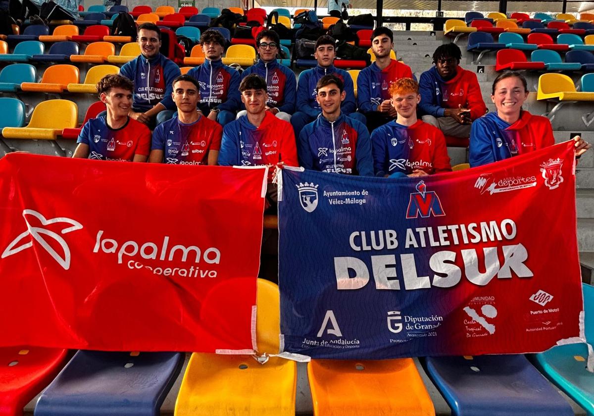 Los atletas del Delsur celebran el sexto puesto sub-20 en el Campeonato de España.