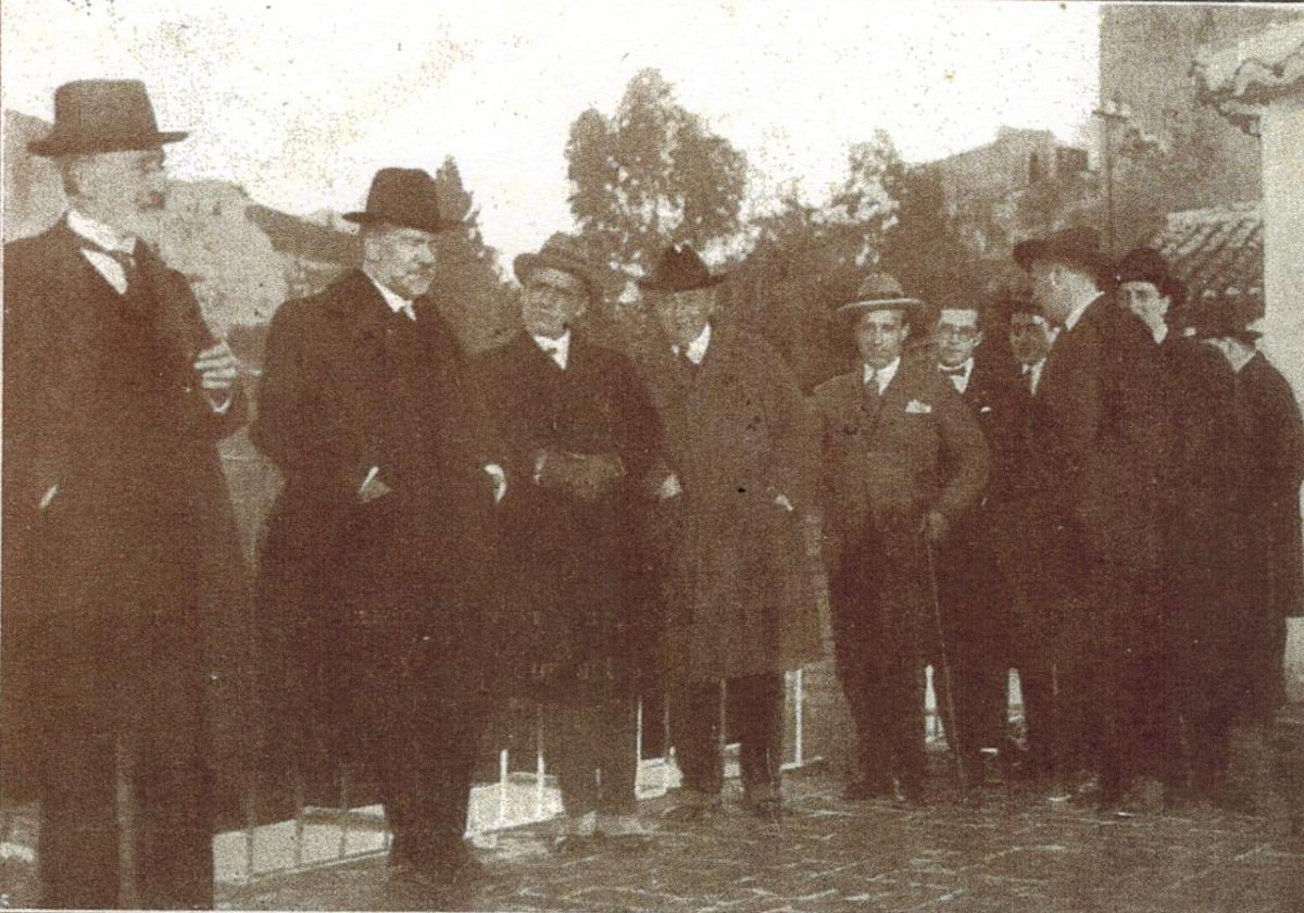 El escritor vasco (segundo por la izquierda) durante su visita a Granada, acompañando a Ortega y Gasset (a su izquierda).