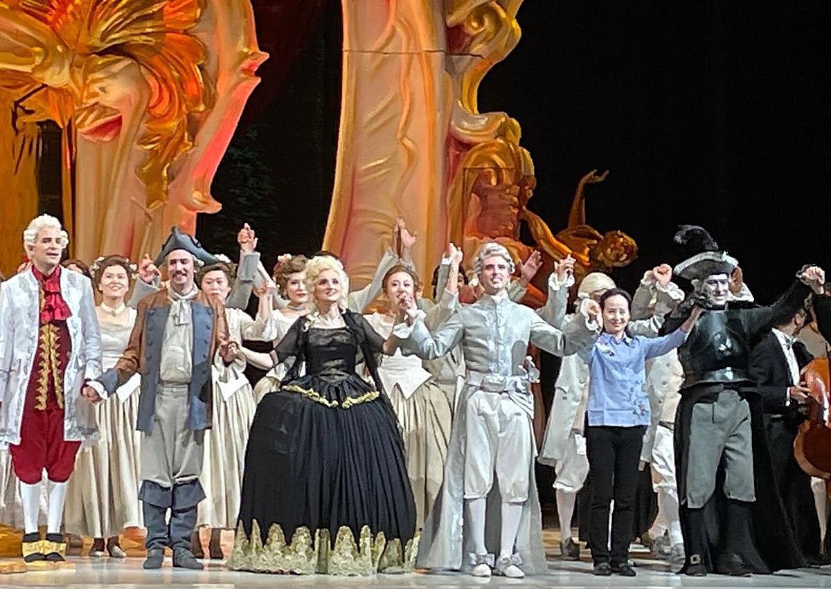 Imagen secundaria 1 - El tenor almeriense Juan de Dios Mateos cierra con éxito su actuación en la Opera House de Shanghai