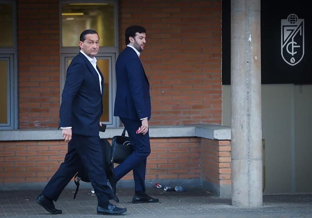 El director general del Granada, Alfredo García Amado, accede junto al abogado y adjunto a la presidenta Sophia Yang, Javier Aranguren, a la junta del pasado mes de junio.