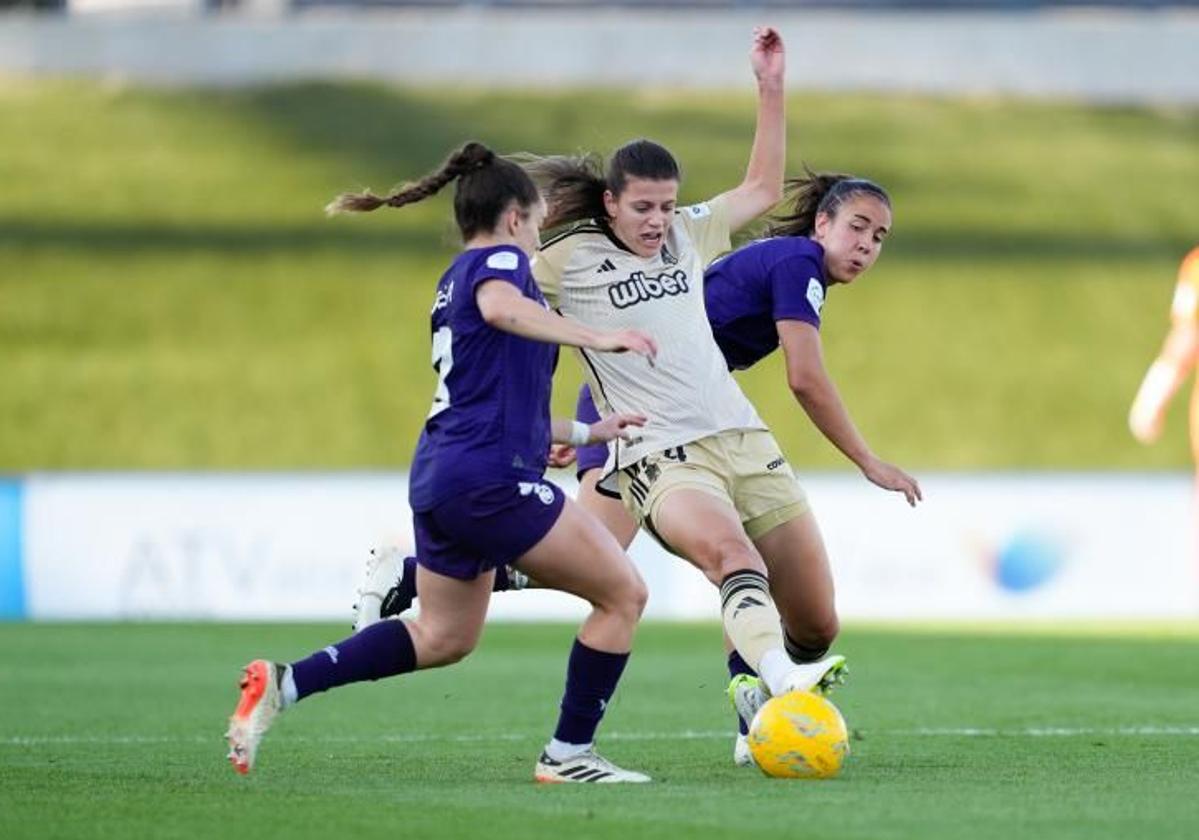 Carlota Suárez pelea por un balón durante la visita del Granada femenino al Real Madrid la temporada pasada.