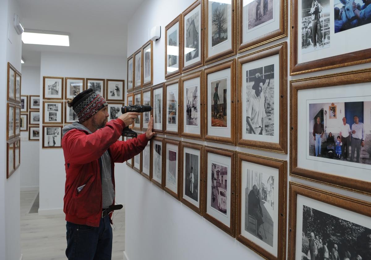 El decorador y artesano inglés afincado en La Alpujarra Felix Fletcherr-Smith instalando las fotos antiguas de Rafael Vílchez.