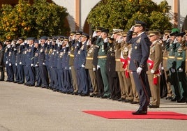 Saludo militar de los presentes con el coronel jefe de la Base Aérea de Armilla, Miguel Durán, en primer término.