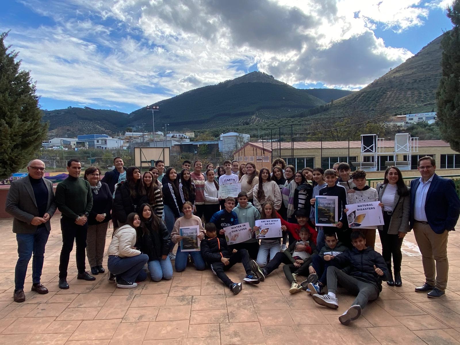 Foto de familia de los alumnos premiados con representantes del centro y políticos.