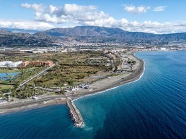 Fotografía aérea del espigón en Playa Granada.