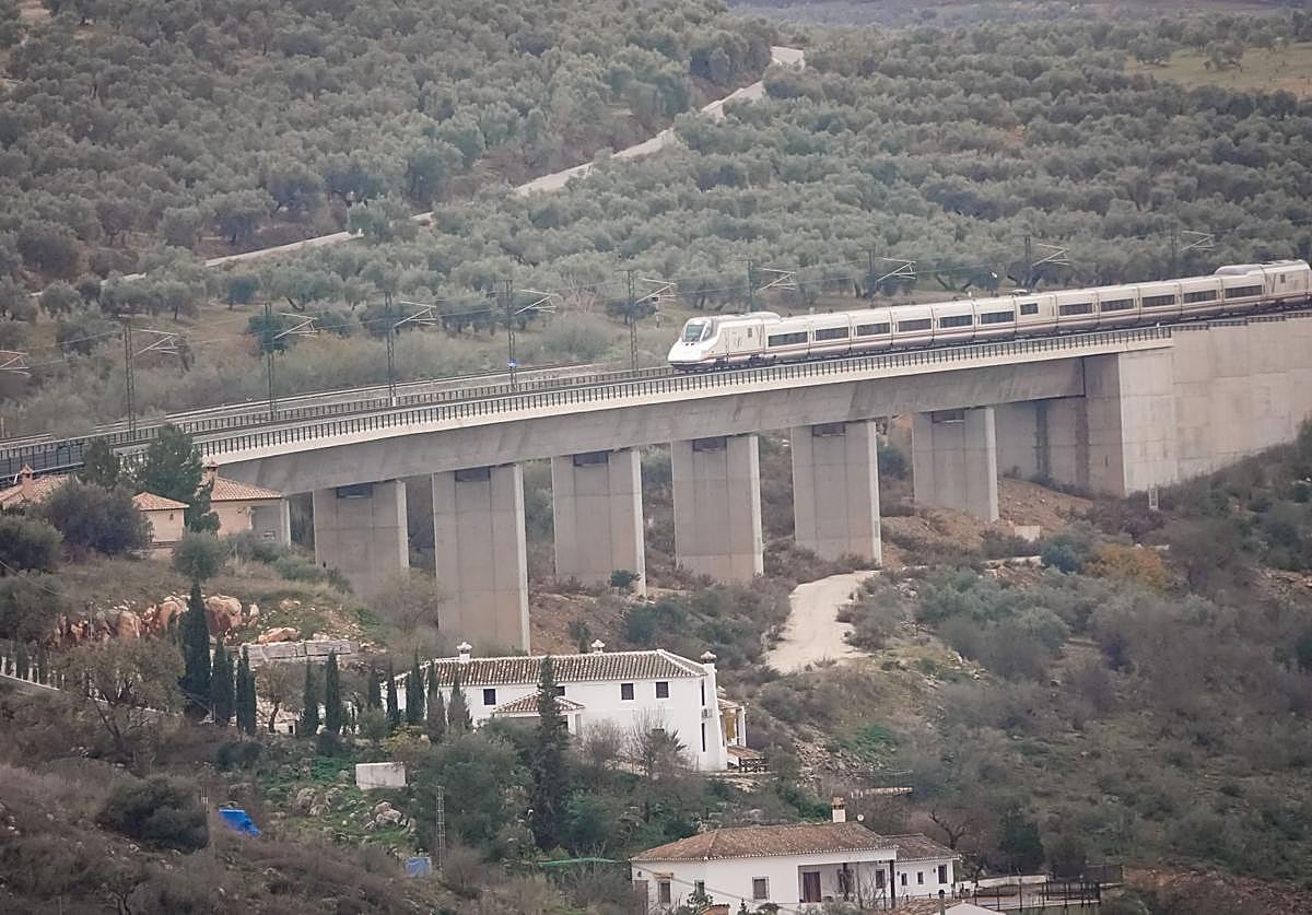 El AVE circula por la línea Granada-Antequera.