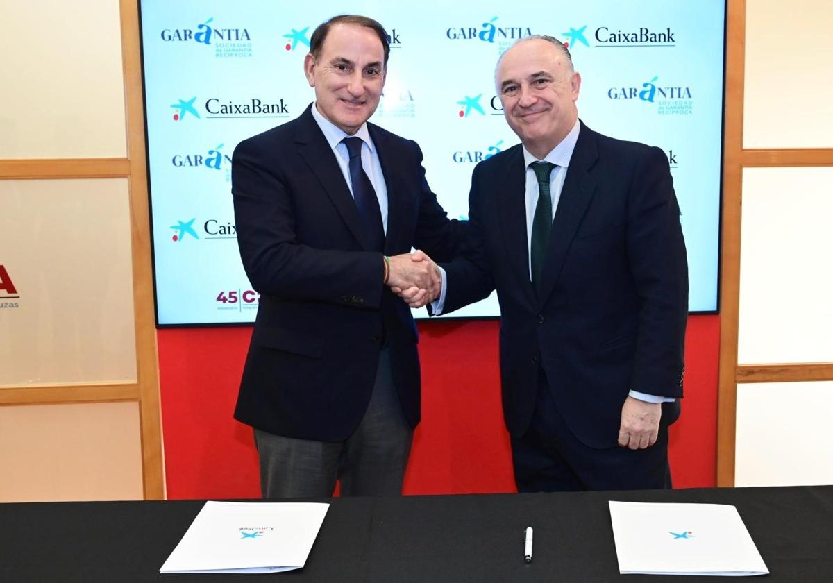 convenio ha sido ratificado por Juan Ignacio Zafra, director territorial de CaixaBank en la Comunidad andaluza y Javier González de Lara, presidente de Garántia.