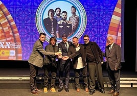 Los componentes de supersubmarina junto a Pedro Fernández y Manuel Fernández.