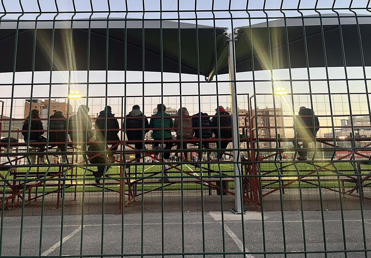 Imagen principal - Padres en la grada y jugadores sobre el terreno de juego.