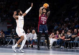 Tiro en suspensión de Markus Howard (d).