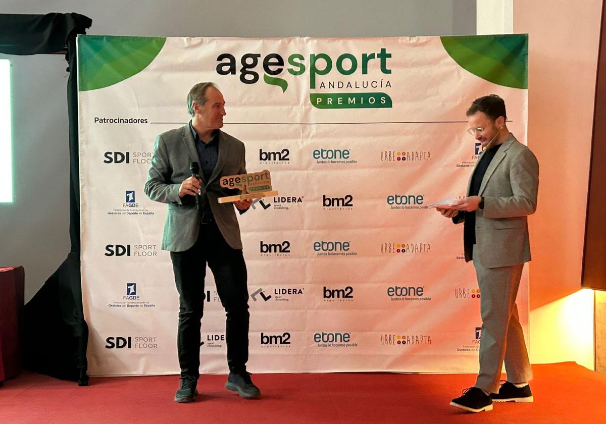 Antonio Jesús Casimiro recibe el premio de Agesport.