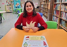 La concejala María Teresa Risueño presenta el taller 'Pinta tu gnomo'.
