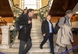 El alcalde, a la izquierda, saliendo este mediodía del Ayuntamiento de Jaén.