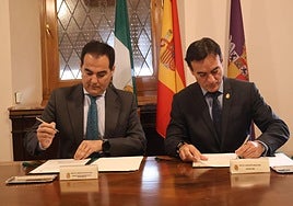 El consejero José Antonio Nieto y el alcalde, Agustín González, firmando el convenio Cep@l.