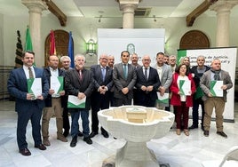 Foto de familia del consejero de Justicia con representantes de los 18 municipios jienenses beneficiarios de esta ayuda.