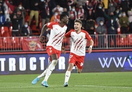 Sadiq celebra con Pozo uno de sus goles en el último partido ante el Mirandés.