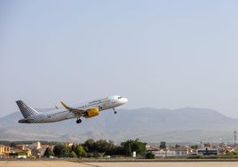 Un avión de Vueling despegando desde el aeropuerto de Granada.