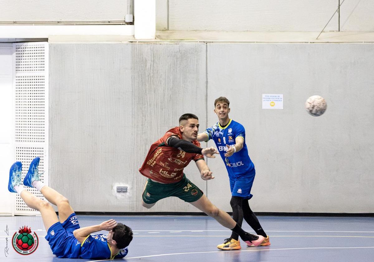 Un jugador del Ciudad de Granada lanza a meta.