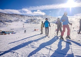 Esquiadores en Sierra Nevada este viernes