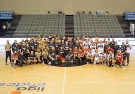 Los participantes del club, patrocinadores y periodistas posan juntos en el centro de la pista.