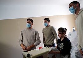 Los futbolistas Lucas Boyé, Carlos Neva y Sergio Ruiz posan junto a una menor hospitalizada en su visita al Virgen de las Nieves.