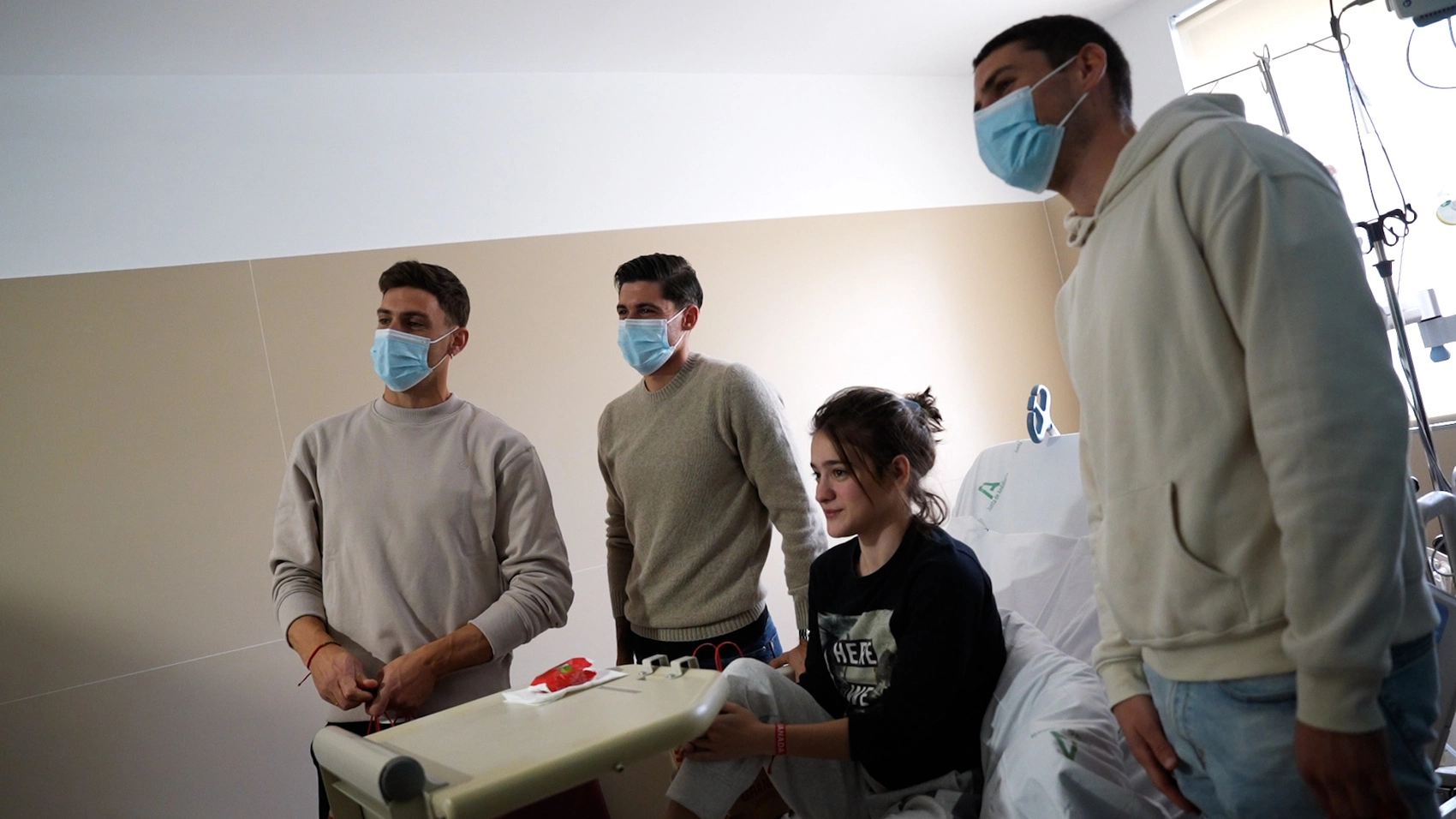 Los futbolistas Lucas Boyé, Carlos Neva y Sergio Ruiz posan junto a una menor hospitalizada en su visita al Virgen de las Nieves.
