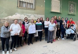 Vecinas de Pescadería posan para IDEAL tras su visita a la zona afectada.