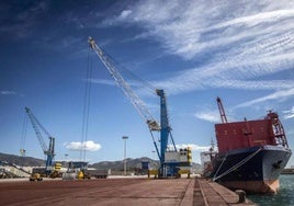 Mercancias en el puerto de Motril.