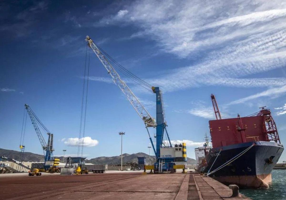 Mercancias en el puerto de Motril.