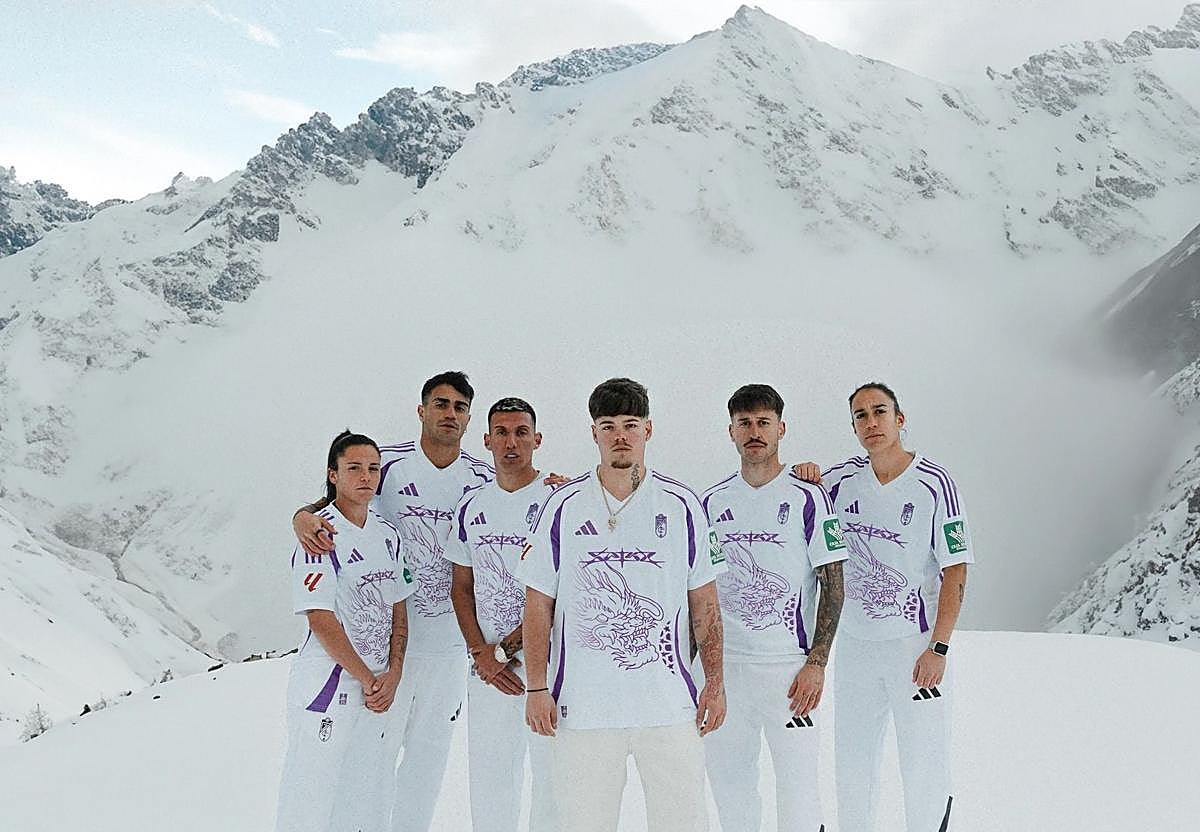 Saiko, con futbolistas del Granada masculino y femenino, muestran la nueva camiseta.