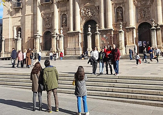 Turistas contemplando la Catedral