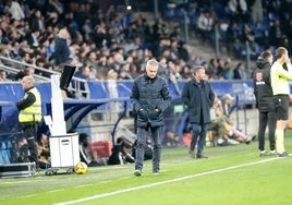 El técnico Fran Escribá camina cabizbajo en Oviedo.