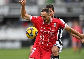 Vukcevic protege un balón ante un futbolista del Castellón.