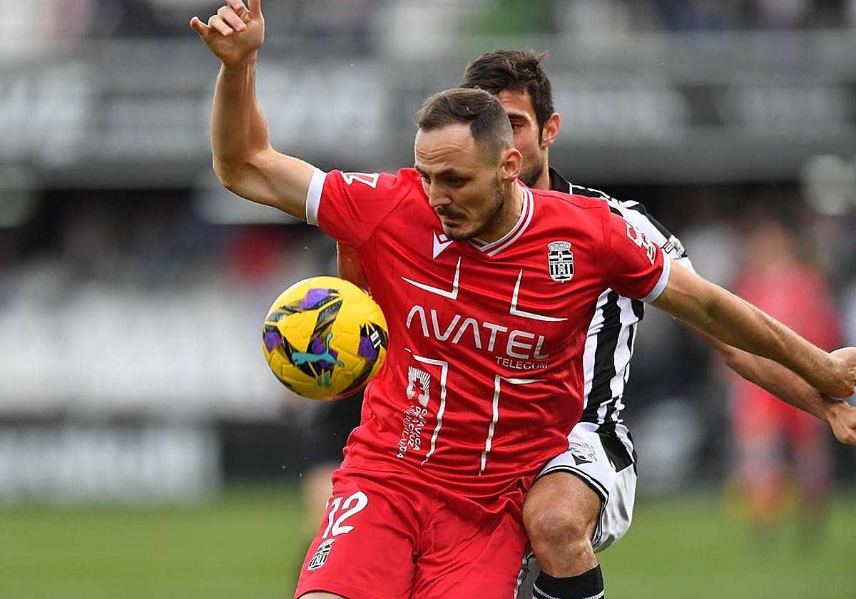 Vukcevic protege un balón ante un futbolista del Castellón.