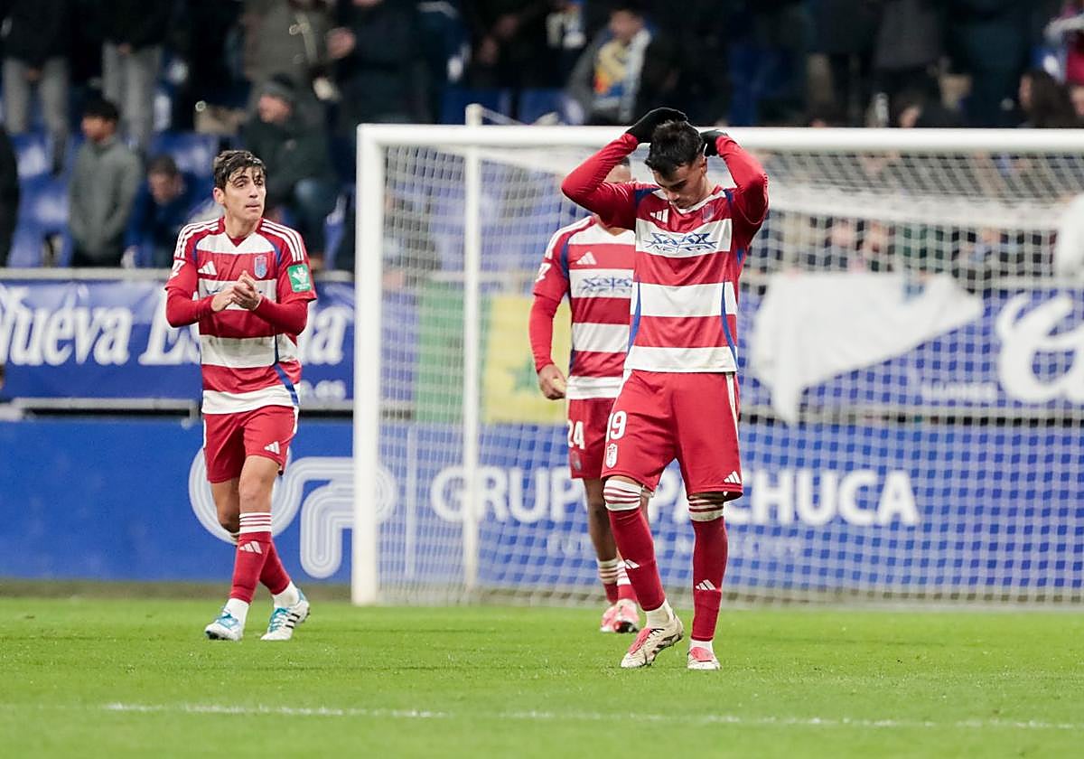 Los futbolistas del Granada lamentan uno de los goles del Oviedo.