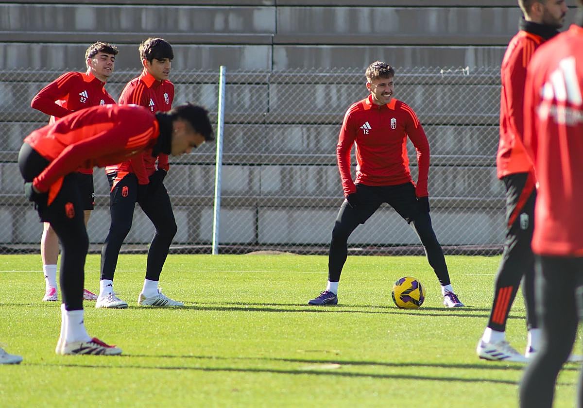 Ricard Sánchez estira durante el último entrenamiento del equipo.