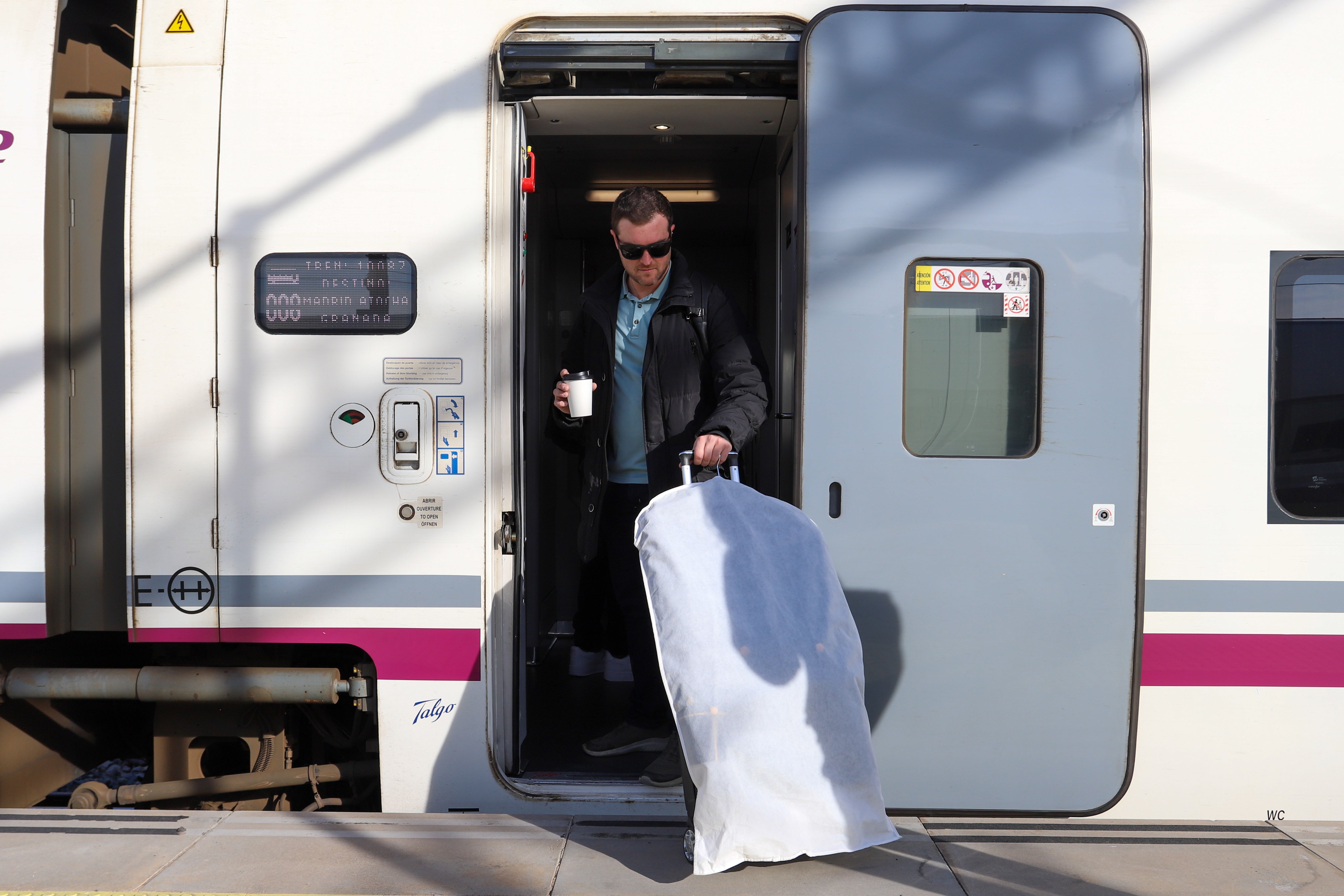 Las imágenes de la llegada de la cuarta frecuencia de tren con Madrid