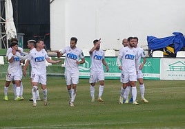 Jugadores del Real Jaén celebrando el gol